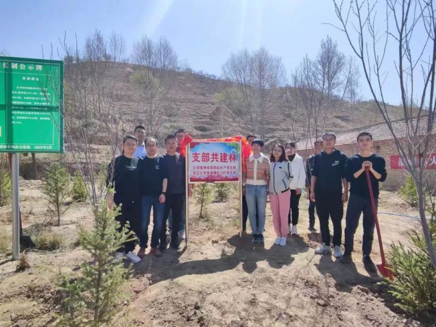 【“三抓三促”進行時】綠滿隴中踐初心 我為鄉村添新綠——甘肅藥業集團全面參與幫扶村“綠滿隴中”春季造林