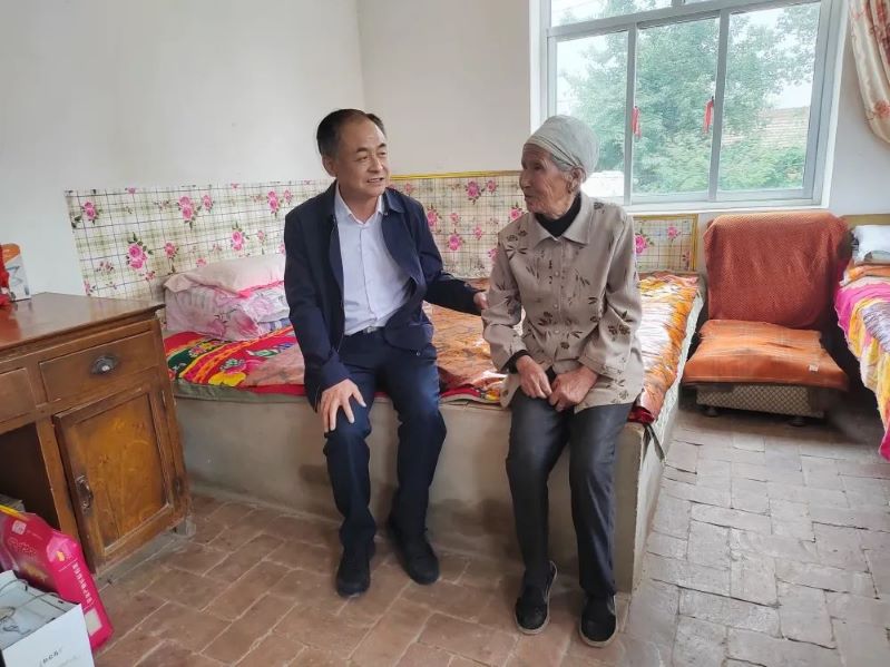 【幫扶新聞】甘肅藥業(yè)集團黨委書記、董事長周榮一行到安定區(qū)開展結(jié)對幫扶工作