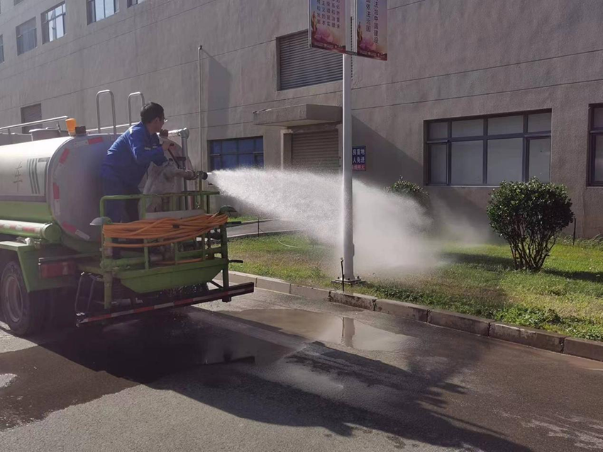 【“三抓三促”進(jìn)行時(shí)】梳妝煥顏正當(dāng)時(shí) 廠(chǎng)區(qū)綠化展新貌——生產(chǎn)管理部開(kāi)展草坪美化工作