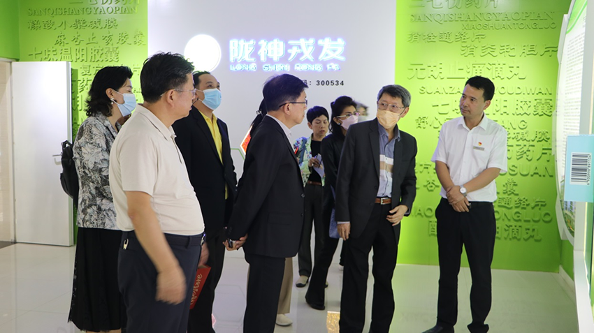 泰國衛(wèi)生部傳統(tǒng)和替代醫(yī)學司一行參觀考察甘肅隴神戎發(fā)藥業(yè)股份有限公司