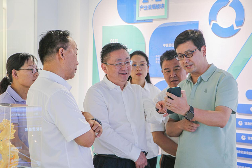 新華社黨組成員、副總編輯任衛(wèi)東一行調(diào)研隴神戎發(fā)