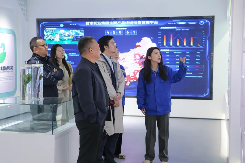 澳門科技大學澳門轉化醫學中心主任何耀到隴神戎發參觀交流